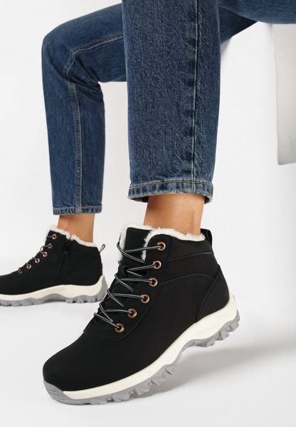 Czarne Ocieplane Traperki na Grubej Podeszwie Agolek. Czarne traperki Born2be, bez wzorów, bez obcasa, bez zapięcia. Za 79.99 zł.