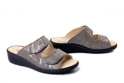 DR. BRINKMANN 700719-09 grau, klapki damskie. Szare klapki Dr. Brinkmann, bez wzorów, ze skóry, bez obcasa, na koturnie, bez zapięcia. Za 194.90 zł.