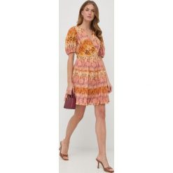 Marciano Guess sukienka kolor pomarańczowy midi rozkloszowana. Brązowe sukienki Marciano Guess, z aplikacjami, bez kołnierzyka, bez ramiączek, midi, rozkloszowane. Za 1,149.90 zł.