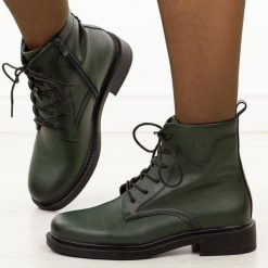 Zielone skórzane botki damskie Sergio Leone Bt25172S. Zielone botki Sergio Leone, bez wzorów, z jeansu, biznesowe, z okrągłym noskiem, bez obcasa, na obcasie, bez zapięcia. W wyprzedaży za 254.15 zł.