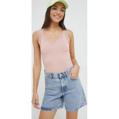 Pieces top damski kolor różowy. Czerwone topy Pieces, l, bez wzorów, z koronki, bez kołnierzyka, bez ramiączek. Za 59.99 zł.