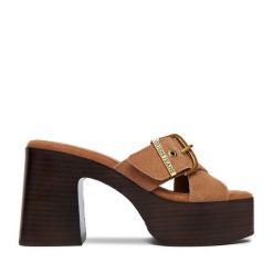 Klapki Guess Jeans. Brązowe klapki Guess Jeans, z aplikacjami, z jeansu, bez obcasa, bez zapięcia. Za 329.99 zł.