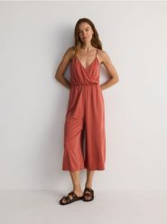 Kombinezon z modalem - pomarańczowy. Brązowe kombinezony Reserved, l, bez wzorów, z tkaniny, bez kołnierzyka, bez ramiączek. W wyprzedaży za 69.99 zł.