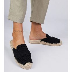 Czarne damskie klapki espadryle. Czarne espadryle bez wzorów, z tkaniny, casualowe, z okrągłym noskiem, bez obcasa, na platformie. Za 85.50 zł.