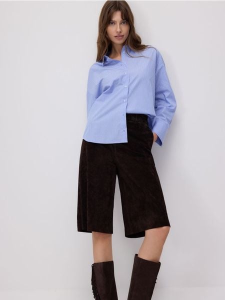 Koszula w paski - jasnoniebieski. Niebieskie koszule Reserved, l, bez wzorów, z bawełny, bez kołnierzyka, bez ramiączek. W wyprzedaży za 59.99 zł.