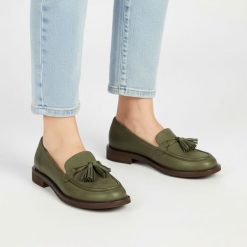 Mokasyny damskie Armodo, cholewka ze skóry naturalnej o gładkim wykończeniu z dekoracyjnymi frędzlami na podbiciu, zielone, 1726. Zielone mokasyny Armodo, bez wzorów, z nubiku. Za 439.00 zł.