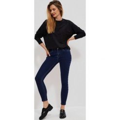 Jeansy typu rurki z dżetami. Niebieskie jeansy MOODO, m, bez wzorów, z bawełny, długie. W wyprzedaży za 29.99 zł.