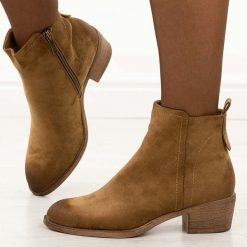 Brązowe zamszowe botki damskie Potocki 12737. Brązowe botki POTOCKI, bez wzorów, z jeansu, boho, z okrągłym noskiem, bez obcasa, na obcasie, bez zapięcia. Za 219.00 zł.