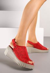 Czerwone Sandały Vices na Koturnie z Ażurową Cholewką Sarandria. Czerwone sandały Born2be, w ażurowe wzory, eleganckie, bez obcasa, na koturnie, bez zapięcia. Za 99.99 zł.