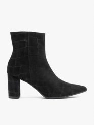 Czarne wyższe botki ze skóry welurowej. Czarne botki Ryłko, bez wzorów, ze skóry, eleganckie, bez obcasa, na słupku, bez zapięcia. Za 499.99 zł.