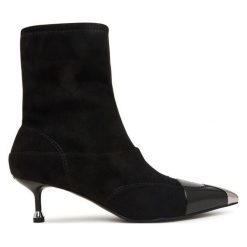 Botki Liu Jo. Czarne botki Liu Jo, bez wzorów, bez obcasa, na szpilce, bez zapięcia. Za 834.99 zł.