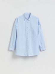 Bawełniana koszula z kieszenią - jasnoniebieski. Niebieskie koszule Reserved, l, bez wzorów, z bawełny, bez kołnierzyka, bez ramiączek. Za 119.99 zł.
