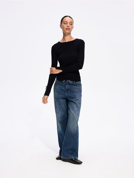 Sweter z rozcięciem - czarny. Czarne swetry Reserved, l, bez wzorów, z dzianiny, bez ramiączek. Za 89.99 zł.