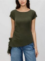 Asymetryczna bluzka - ciemnozielony. Zielone bluzki Reserved, l, bez wzorów, z dzianiny, z asymetrycznym kołnierzem, bez ramiączek. Za 109.99 zł.