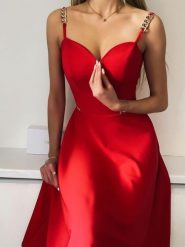 Sukienka Model Audrey Red - Jersa. Czerwone sukienki Jersa, na imprezę, plus size, bez wzorów, eleganckie, bez kołnierzyka, plus size, bez ramiączek, midi, dopasowane. Za 528.29 zł.