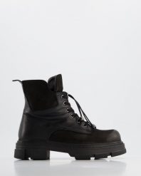 OCIEPLANE BOTKI 112130 BLACK. Czarne botki Venezia, bez wzorów, z nubiku, bez obcasa, bez zapięcia. Za 279.00 zł.