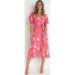 Fuksjowa Sukienka Rirra. Czerwone sukienki Born2be, m, bez wzorów, bez kołnierzyka, bez ramiączek, midi, kopertowe. Za 189.99 zł.
