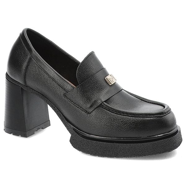 Czarne Półbuty Armodo Eleganckie Obuwie Damskie Na Obcasie. Czarne półbuty wsuwane Armodo, bez wzorów, ze skóry, eleganckie, bez obcasa, na obcasie. Za 339.99 zł.