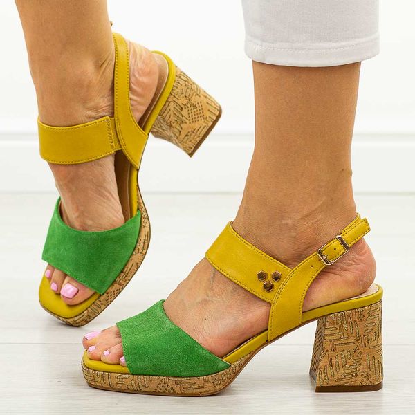 Zielone sandały damskie na słupku Sergio Leone sk571. Zielone sandały Sergio Leone, bez wzorów, ze skóry, eleganckie, bez obcasa, na platformie, bez zapięcia. Za 199.00 zł.