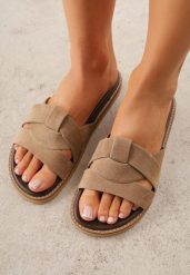 Beżowe Klapki VICES z Geometryczną Cholewką Lorazeiros. Brązowe klapki Renee, z aplikacjami, z jeansu, casualowe, bez obcasa, na płaskiej podeszwie, bez zapięcia. Za 89.99 zł.