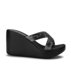 Klapki damskie na platformie Ipanema 83520 HIGH FASHION SLIDE FEM. Czarne klapki Ipanema, bez wzorów, z materiału, eleganckie, bez obcasa, na koturnie, bez zapięcia. Za 109.00 zł.
