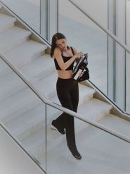 4F Legginsy w paski z rozszerzanymi nogawkami damskie - czarne S. Czarne legginsy 4f, bez wzorów, z dzianiny, długie. Za 169.99 zł.