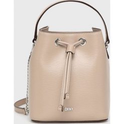 Dkny torebka skórzana R22J3S39 kolor beżowy. Brązowe torebki klasyczne DKNY, bez wzorów, na ramię, bez dodatków. Za 1,029.90 zł.