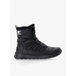 Buty zimowe damskie Sorel Whitney II Plus Lace WP. Czarne buty trekkingowe Sorel, na zimę, bez zapięcia. Za 408.99 zł.