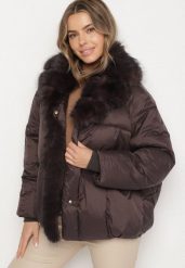 Brązowa Pikowana Kurtka Oversize z Futrzanymi Zdobieniami Saranessa. Brązowe kurtki Born2be, l, z aplikacjami, z dzianiny, bez kaptura. Za 269.99 zł.