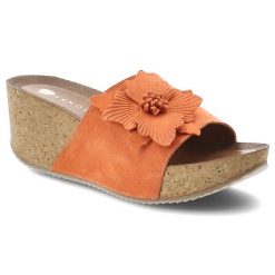 Klapki damskie Armodo, cholewka ze skóry naturalnej zamszowej z szerokim paskiem z przodu ozdobna aplikacja kwiatowa, pomarańczowe, 40312. Brązowe klapki Armodo, z aplikacjami, ze skóry, bez obcasa, na koturnie, bez zapięcia. Za 319.00 zł.
