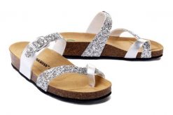DR. BRINKMANN 700285-92 silber, klapki profilaktyczne damskie. Szare klapki Dr. Brinkmann, bez wzorów, bez obcasa, na koturnie, bez zapięcia. Za 214.90 zł.