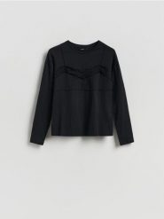 Bluzka z ozdobnym detalem - czarny. Czarne bluzki Reserved, l, bez wzorów, z bawełny, bez kołnierzyka, bez ramiączek. Za 79.99 zł.