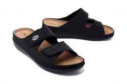 TAMARIS 27510-28 001 black, klapki damskie. Czarne klapki Tamaris, bez wzorów, ze skóry, bez obcasa, na koturnie, bez zapięcia. Za 199.90 zł.