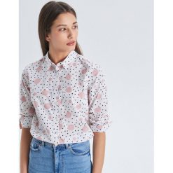 Koszula z nadrukiem all over - Biały. Koszule Cropp. W wyprzedaży za 19.99 zł.