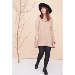 Sukienka Gerda Plus Size Beż. Sukienki blue shadow, plus size, bez wzorów, z dresówki, boho, bez kołnierzyka, plus size, bez ramiączek, maxi, rozkloszowane. W wyprzedaży za 86.97 zł.