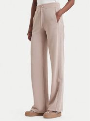 Guess Spodnie dresowe V6BB20 K6366 Beżowy ciemny Regular Fit. Brązowe spodnie dresowe Guess, z aplikacjami, z dresówki. Za 434.99 zł.