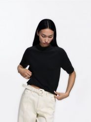 Sweter z krótkim rękawem - czarny. Czarne swetry Reserved, l, bez wzorów, z dzianiny, bez ramiączek. Za 89.99 zł.