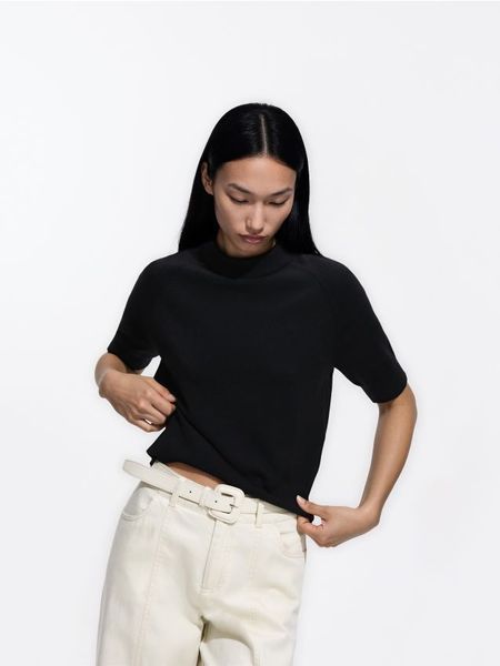 Sweter z krótkim rękawem - czarny. Czarne swetry Reserved, l, bez wzorów, z dzianiny, bez ramiączek. Za 89.99 zł.
