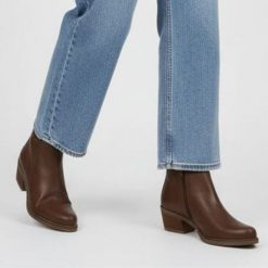 Botki damskie Hee, kowbojki skórzane na obcasie i zapinane na zamek, brązowe, 25773. Brązowe botki Hee, bez wzorów, z jeansu, eleganckie, bez obcasa, na obcasie, bez zapięcia. Za 349.00 zł.