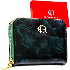 Elegancki portfel damski wykonany ze skóry ekologicznej w zielonym kolorze ze wzorem w kwiaty - Rovicky. Zielone portfele ROVICKY, bez wzorów, ze skóry ekologicznej. Za 29.99 zł.
