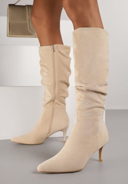 Beżowe Kozaki z Imitacji Zamszu na Szpilce z Marszczoną Cholewką Rilareia. Brązowe kozaki Born2be, bez wzorów, z jeansu, eleganckie, bez obcasa, na obcasie, bez zapięcia. Za 149.99 zł.