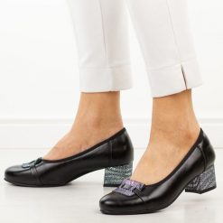 Czarne skórzane czółenka damskie Potocki 19409. Czarne czółenka POTOCKI, na jesień, bez wzorów, ze skóry, eleganckie, z okrągłym noskiem, bez obcasa, na obcasie, bez zapięcia. W wyprzedaży za 192.72 zł.