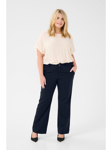 KAFFE curve Spodnie w kolorze granatowym rozmiar: 42. Niebieskie spodnie materiałowe KAFFE curve, bez wzorów, z materiału. Za 208.99 zł.