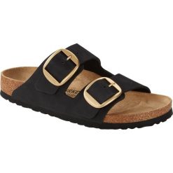 Klapki damskie Birkenstock Arizona Big Buckle. Czarne klapki Birkenstock, bez wzorów, z materiału, sportowe, bez obcasa, bez zapięcia. Za 658.30 zł.