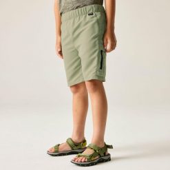 Spodenki dziecięce Sorcer III. Zielone szorty Regatta, bez wzorów, z elastanu, sportowe. Za 157.00 zł.