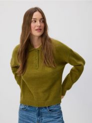 Sweter z kołnierzykiem - oliwkowy. Zielone swetry Reserved, l, bez wzorów, z dzianiny, bez ramiączek. Za 129.99 zł.