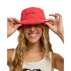 Kapelusz bucket damski SILVER. Czerwone kapelusze Roxy, bez wzorów, z poliesteru. Za 129.99 zł.