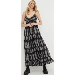 Answear Lab sukienka z jedwabiem kolor czarny maxi rozkloszowana. Czarne sukienki Answear Lab, l, bez wzorów, z tkaniny, bez kołnierzyka, bez ramiączek, maxi, rozkloszowane. W wyprzedaży za 129.99 zł.