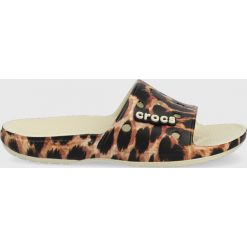 Crocs klapki damskie kolor brązowy. Brązowe klapki Crocs, bez wzorów, z materiału, bez obcasa, bez zapięcia. W wyprzedaży za 99.99 zł.