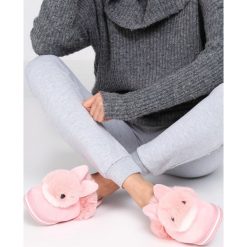 Jasnoróżowe Kapcie Chuckle. Kapcie marki Born2be. Za 34.99 zł.